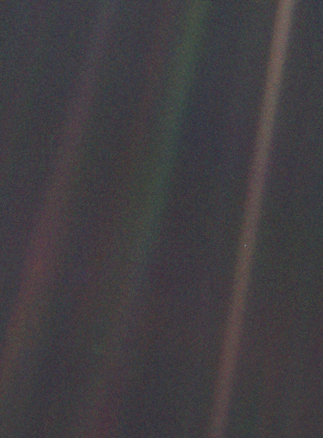 Pale Blue Dot: die Erde als winziger heller Punkt in einem Lichtstrahl, aufgenommen von Voyager 1 / Earth as a tiny bright dot in a sunbeam, photographed by Voyager 1